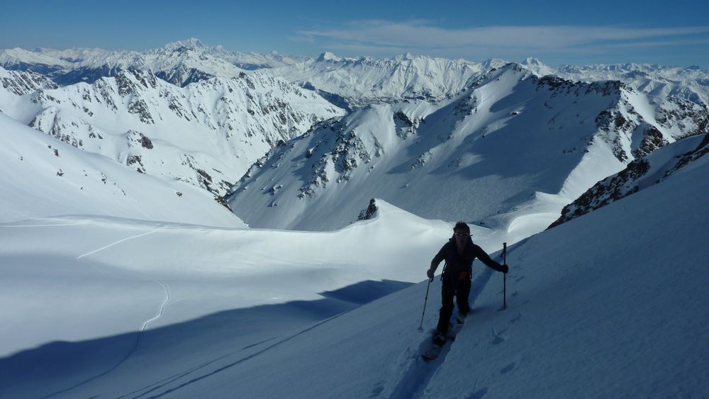 Couloir N du Villonet : Oli devant une tempete de ciel bleu avec Mont Blanc et Grande Casse