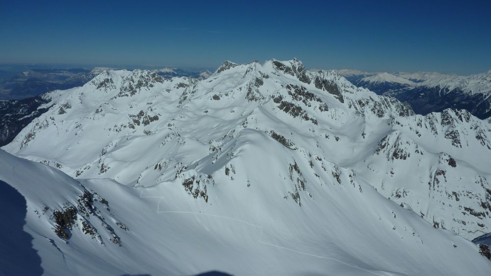 Vers le Nord : Pic du Frene et trace errante en versant sud des Patres...