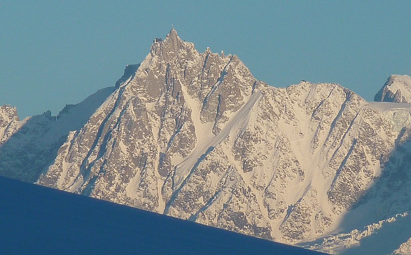 #15 Couloir des Cosmiques : Aig. du Midi, Glacier Rond, Couloir des Cosmiques vus du col des Aravis. Couloir des Cosmiques : Aig. du Midi, Glacier Rond, Couloir des Cosmiques vus du col des Aravis.