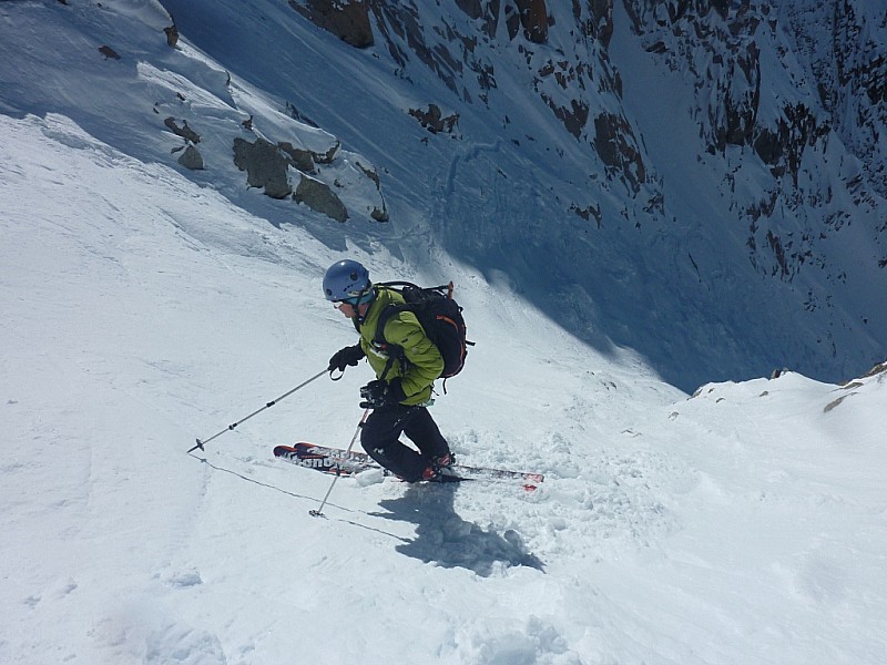 #6 Couloir des Cosmiques : En dessous du goulet du haut.Ça s Couloir des Cosmiques : En dessous du goulet du haut.Ça s'élargit. On va pouvoir skier.