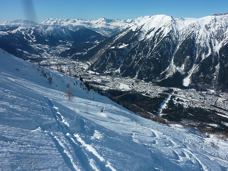 #13 Couloir des Cosmiques : Au dessus de la Para. Bonne poudreuse certes tracée mais il y a encore de la place. Couloir des Cosmiques : Au dessus de la Para. Bonne poudreuse certes tracée mais il y a encore de la place.