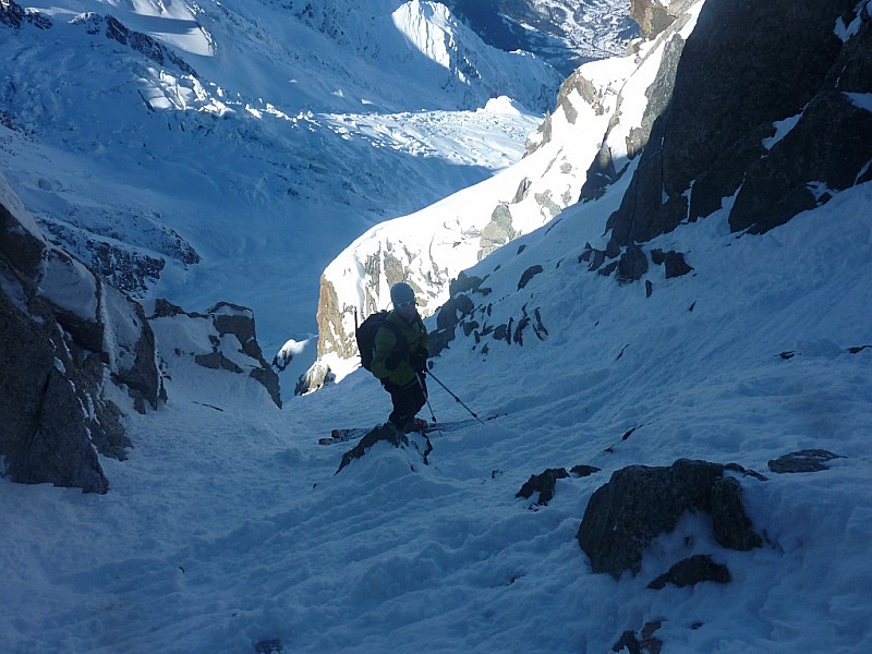 #2 Couloir des Cosmiques : Mathieu a rechaussé pour une partie de dérapage piolet. Couloir des Cosmiques : Mathieu a rechaussé pour une partie de dérapage piolet.