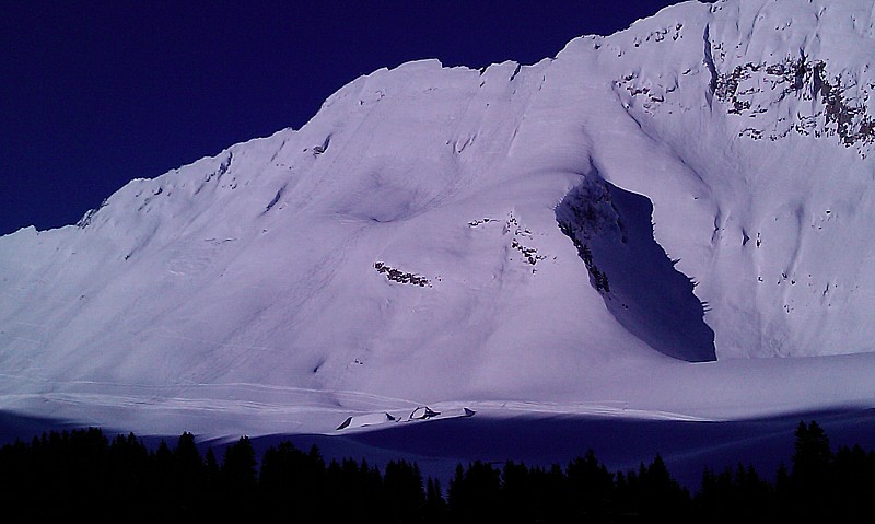 #3 Spot des jours précédents : Arclusaz: un monstre tapi dans l Spot des jours précédents : Arclusaz: un monstre tapi dans l'ombre à droite ?