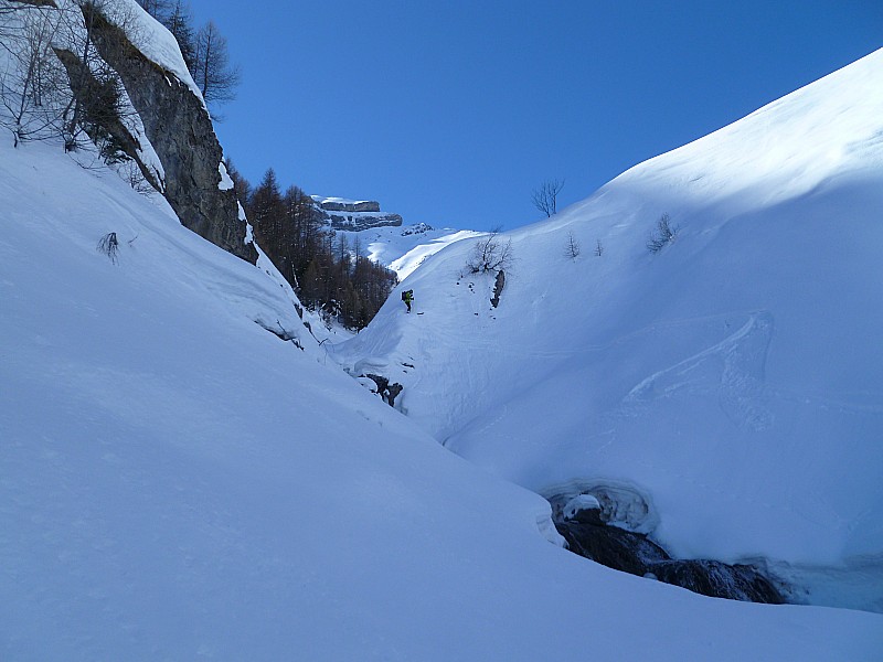 #13 Skinyonning bis : Faute interdite, une belle vasque d Skinyonning bis : Faute interdite, une belle vasque d'eau claire...et froide attend le skieur téméraire!