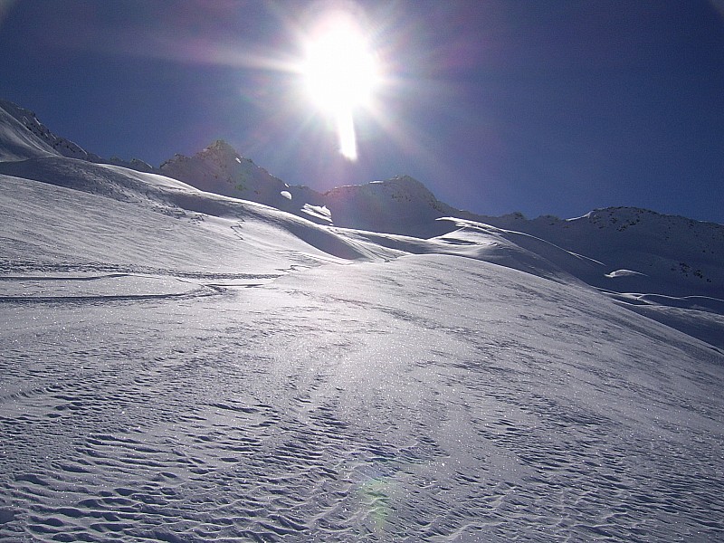 #3 au chalet des marmottes noires : on devine le travail du vent sur la neige au chalet des marmottes noires : on devine le travail du vent sur la neige