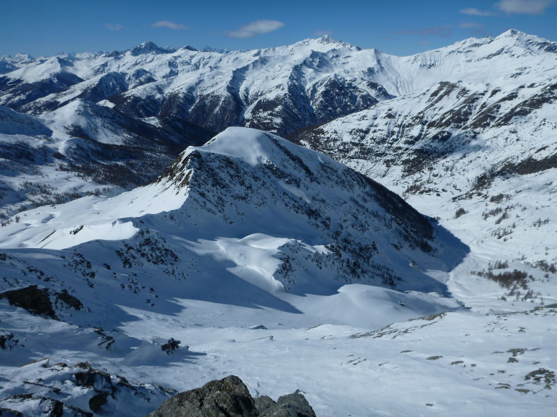 #1 Couloir NW Mait d Couloir NW Mait d'Amunt : On distingue qq jolis traces dans le bas du couloir, le haut est complètement soufflé et le vent de cet am n'a rien arrangé...