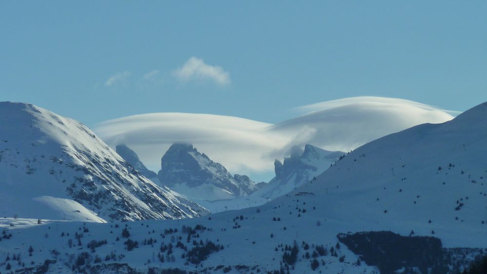 Lenticulaires : les Aiguilles d'Arves sont coiffées ce matin