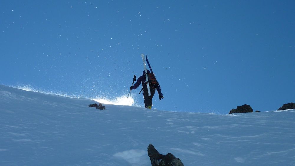 Sortie de la face : on arrive pile au sommet dans le vent de nord et la neige qui vole