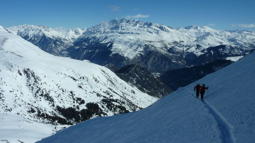 Bas de la face : ça monte à peaux devant les Grandes Rousses