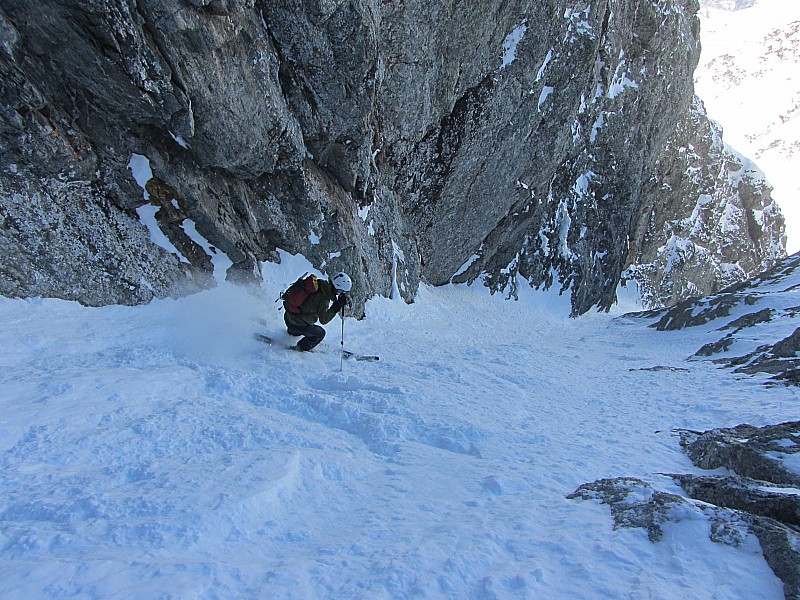 #15 Armet rouge couloir en S : Dans le dernier tiers sous une falaise presque surplombante. Armet rouge couloir en S : Dans le dernier tiers sous une falaise presque surplombante.