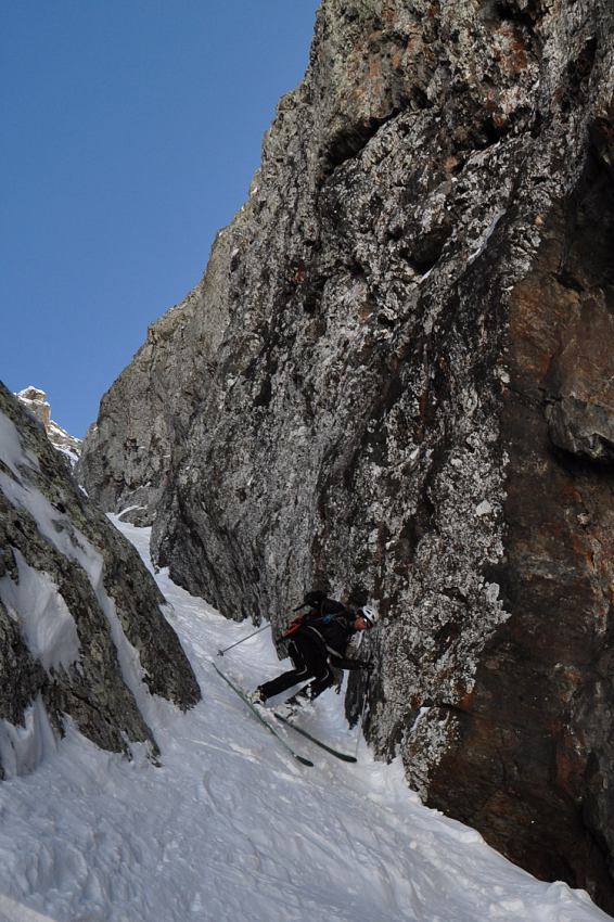 #16 Amet rouge couloir en S : Mick mettant un point d Amet rouge couloir en S : Mick mettant un point d'honneur à skier les étroitures