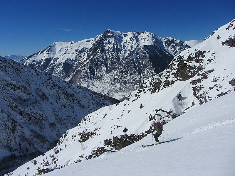 #18 Armet rouge couloir en S : Fin de descente sur fond de Tabor. Armet rouge couloir en S : Fin de descente sur fond de Tabor.