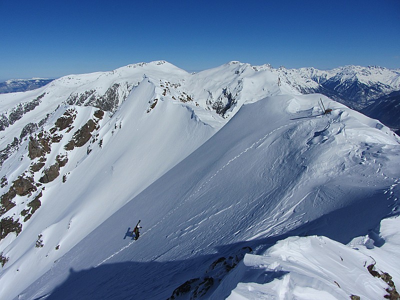 #5 Armet rouge couloir en S : Arrivée sur la crête. Armet rouge couloir en S : Arrivée sur la crête.