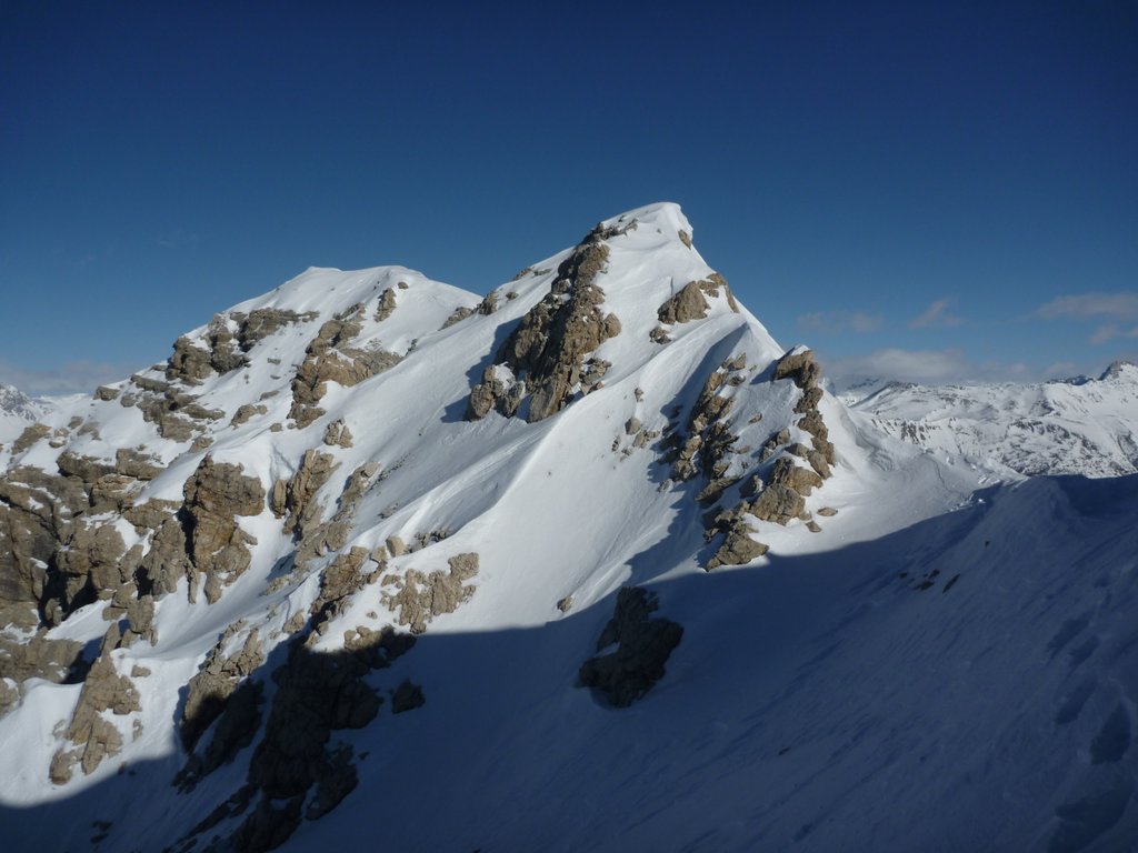 #8 Clotesse : On sort au depart du couloir NO, qq metres en arete pour rejoindre le vrai sommet Clotesse : On sort au depart du couloir NO, qq metres en arete pour rejoindre le vrai sommet