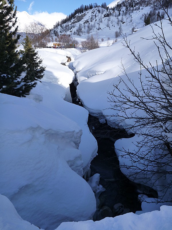 La gueule de l'Isère ! : Au Fornet, beaucoup de neige, enneigement équivalent aux années 70 selon les locaux.