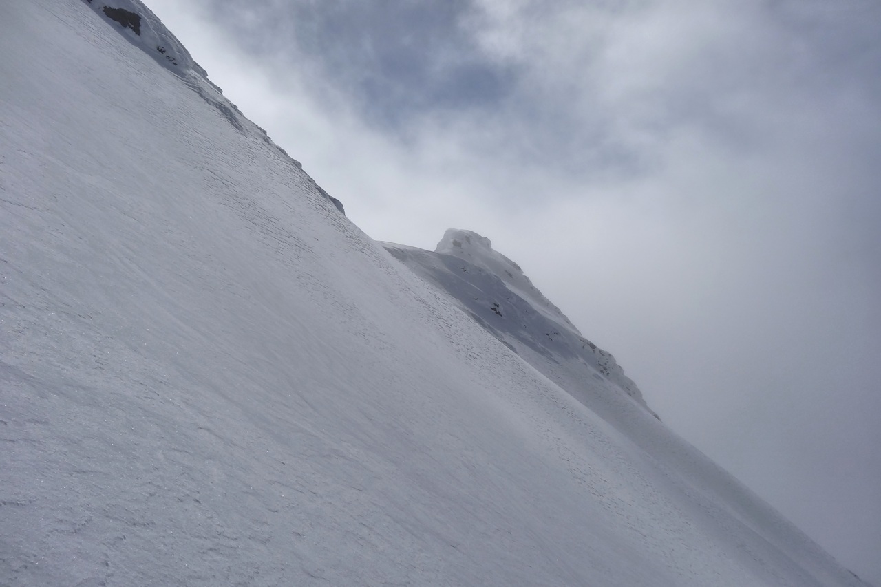#19 Sous la crête : La Pointe du Vallonnet (3372m). Sous la crête : La Pointe du Vallonnet (3372m).