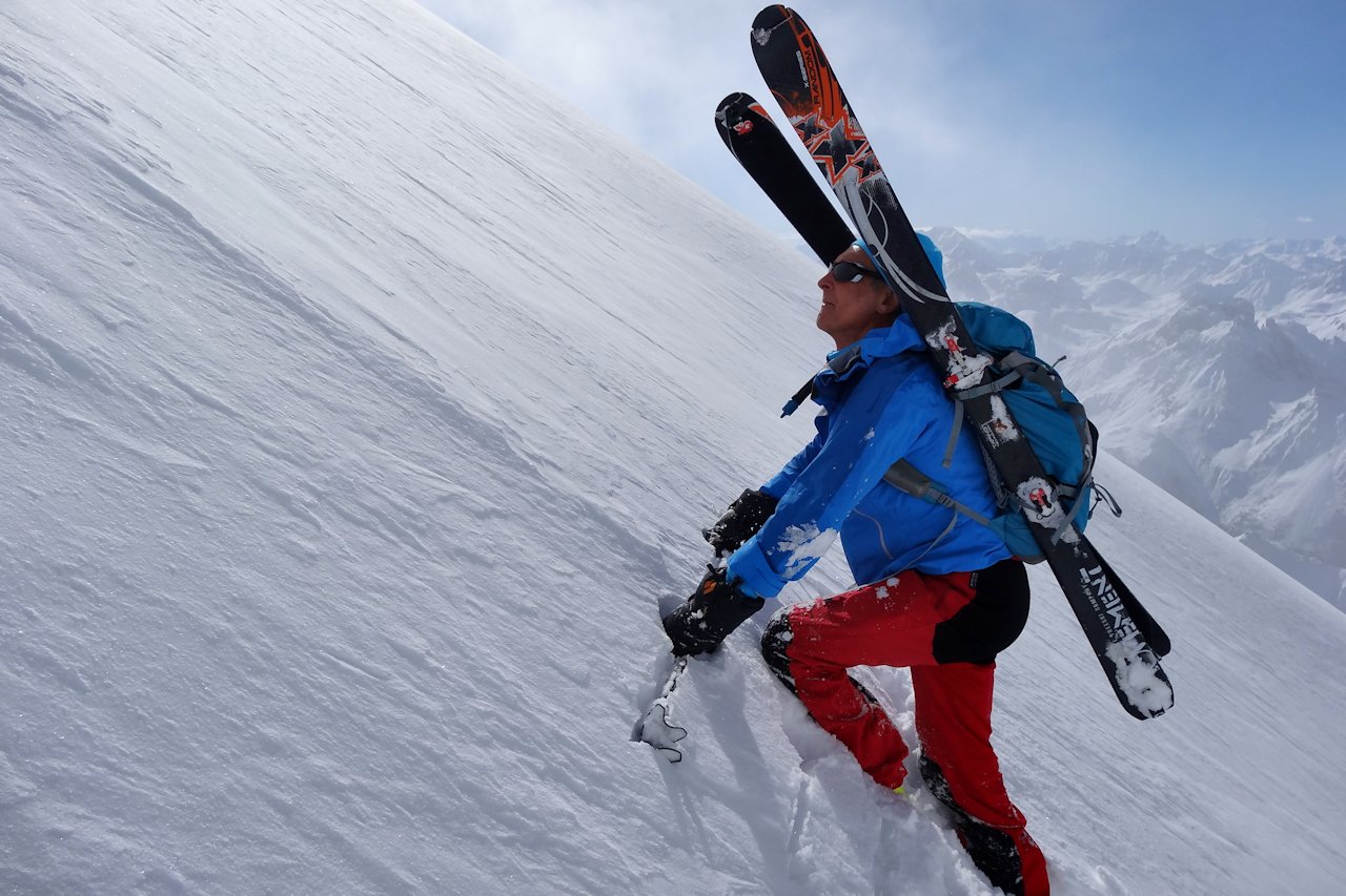 #17 Pente supérieure : Moins raide, mais nous continuons à pied. Pente supérieure : Moins raide, mais nous continuons à pied.