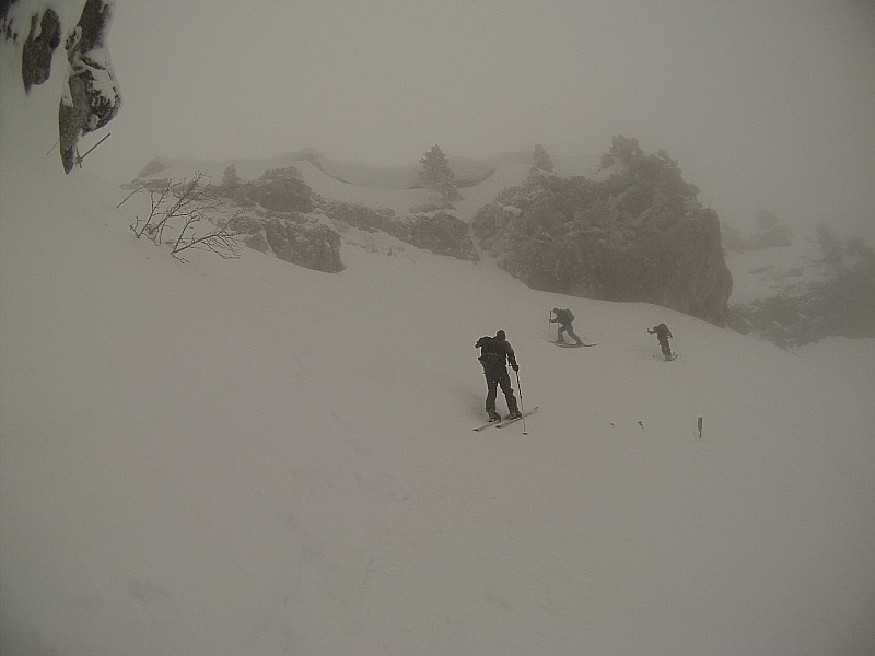 #1 Arrivée : au col dans le nuage, le vent et le froid Arrivée : au col dans le nuage, le vent et le froid