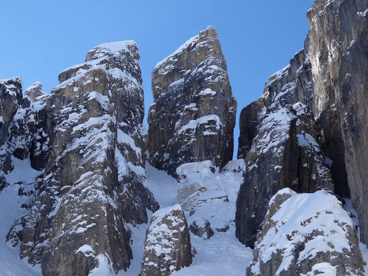 #17 Les couloirs de la Brêche : Nous traversons au pied. Les couloirs de la Brêche : Nous traversons au pied.