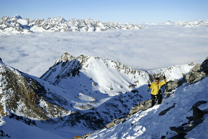 Facette Nord : Dans la facette Nord du Leckihorn, en arrière plan le Rottällihorn versant Sud. Sous les nuages Realp et la vallée de Urseren.