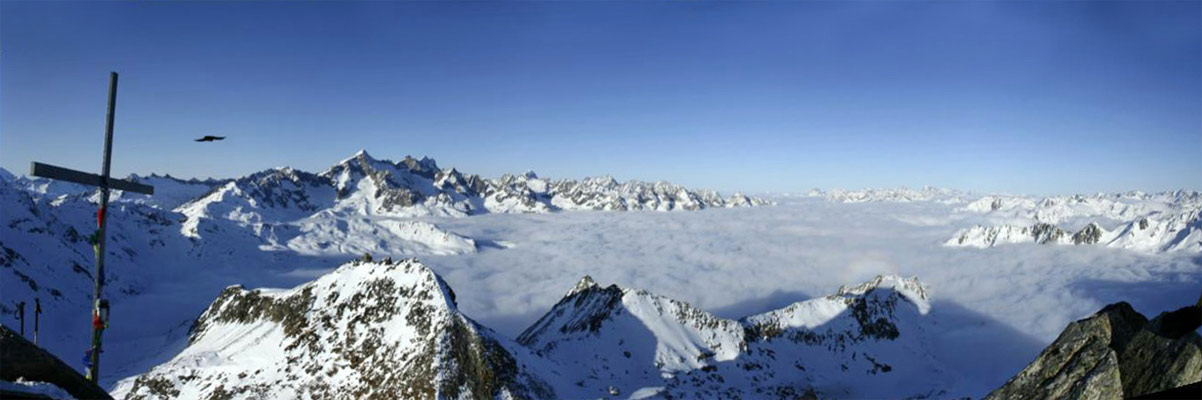 panoramique : Du sommet vue sur la vallée d'Urseren et le massif de Winterberg.