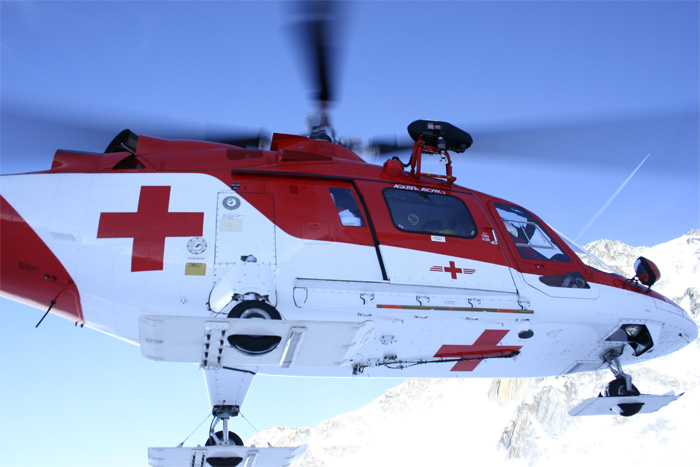 #6 Heliski !! : Faut voir le côté positif, c Heliski !! : Faut voir le côté positif, c'est vraiment un bel hélico !!
T'inquiète Rémy, de toute façon il ne va pas neiger au moins avant mars ;o)