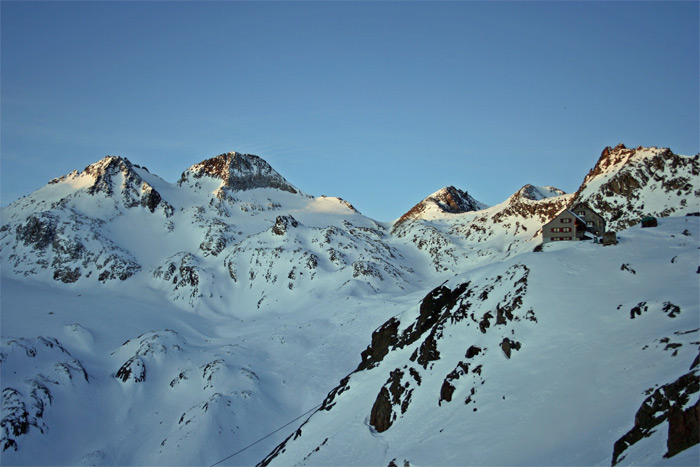 #1 Rotondohütte : Rotondohütte et au centre le Leckihorn. Rotondohütte : Rotondohütte et au centre le Leckihorn.