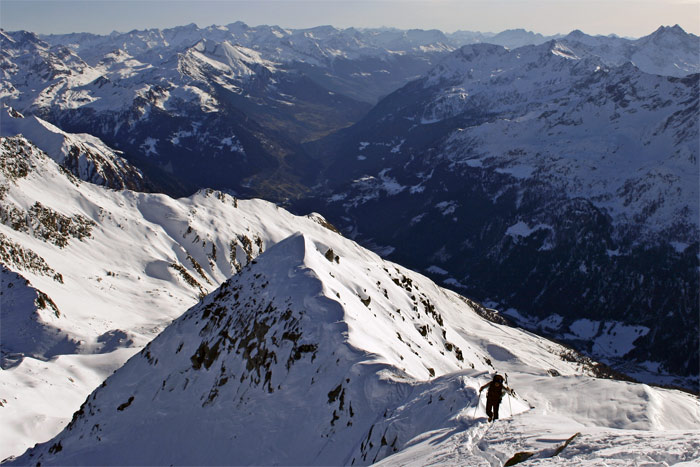 Arête Est : Remy sur l'arête Est du Pizzo Lucendro. En bas le val Bedretto.