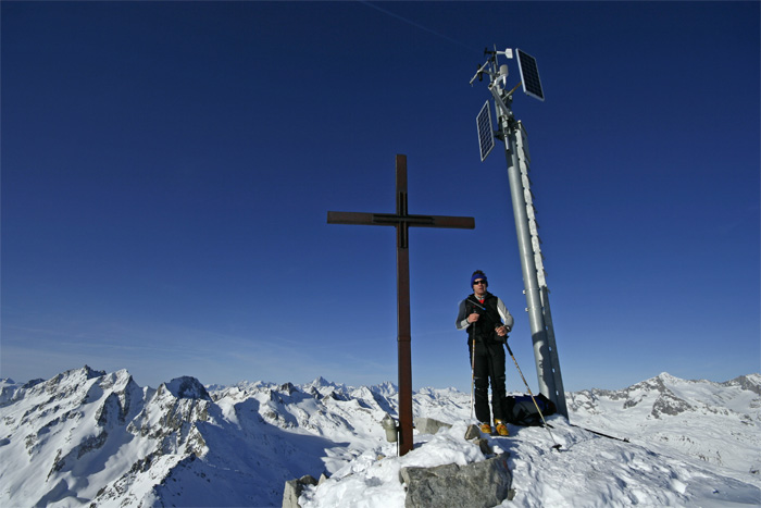 Pizzo Lucendro : Pas très esthétique cette antenne, mais bien pratique pour appeler l'hélico.