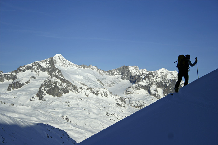 Meschitollerberg : Dans les pentes de Meschitollerberg sous le Pizzo Lucendro. En face le Galenstock (3586m)