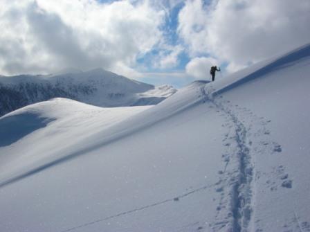 #2 montée dans le vallon : neige beaucoup travaillée par le vent montée dans le vallon : neige beaucoup travaillée par le vent