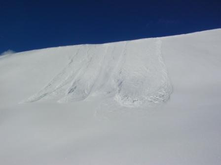 #3 coulées sous le sommet : coulées de neige fraiche sous la pente finale coulées sous le sommet : coulées de neige fraiche sous la pente finale