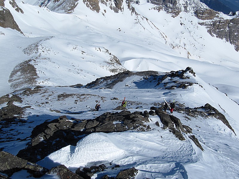 #16 Montée au pas du : Lac Blanc. En haut à gauche, le Col du Vallon. Vue sur l Montée au pas du : Lac Blanc. En haut à gauche, le Col du Vallon. Vue sur l'arête dénudée sous le point 2935m.