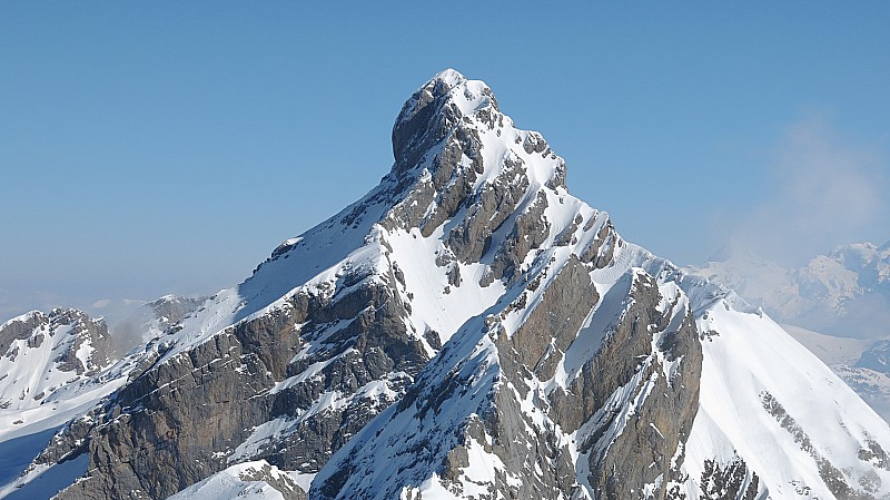#7 Charvet : Vue imprenable sur la Pointe percée, les cheminées de Sallanches sont skiées (rampe d Charvet : Vue imprenable sur la Pointe percée, les cheminées de Sallanches sont skiées (rampe d'accès bien remplie!)