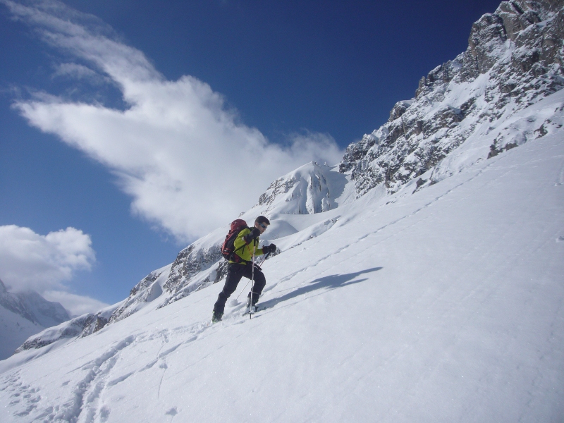 #3 Roche Nue : Manu trace vers le goulet, la neige et bonne et il fait beau : tout va bien ! Roche Nue : Manu trace vers le goulet, la neige et bonne et il fait beau : tout va bien !