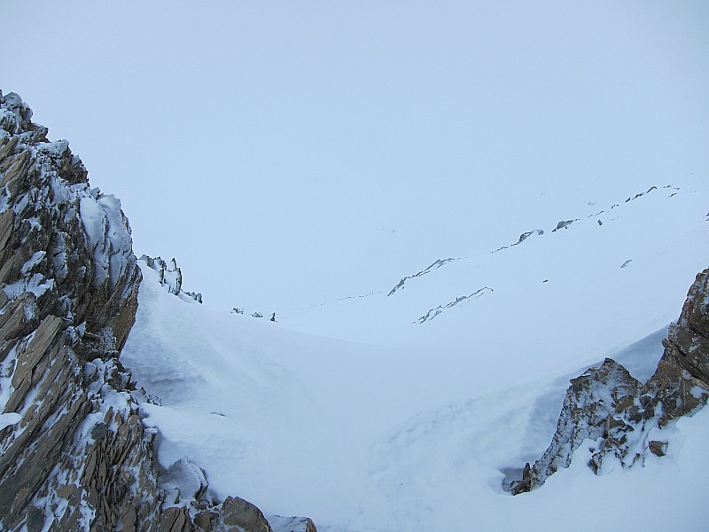#5 Gros Grenier : l Gros Grenier : l'entrée du couloir, chaussage dans la niche à droite.
