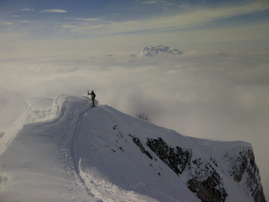 #13 Pointe de Mandallaz : Arrivee spectaculaire au sommet de la Pointe de Mandallaz avec la Tournette en arriere-plan Pointe de Mandallaz : Arrivee spectaculaire au sommet de la Pointe de Mandallaz avec la Tournette en arriere-plan