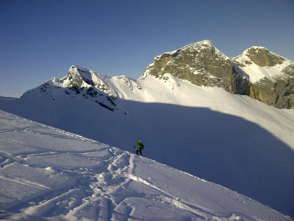 #9 Face NE Charvin : Lionel prend la direction du Col des Porthets Face NE Charvin : Lionel prend la direction du Col des Porthets