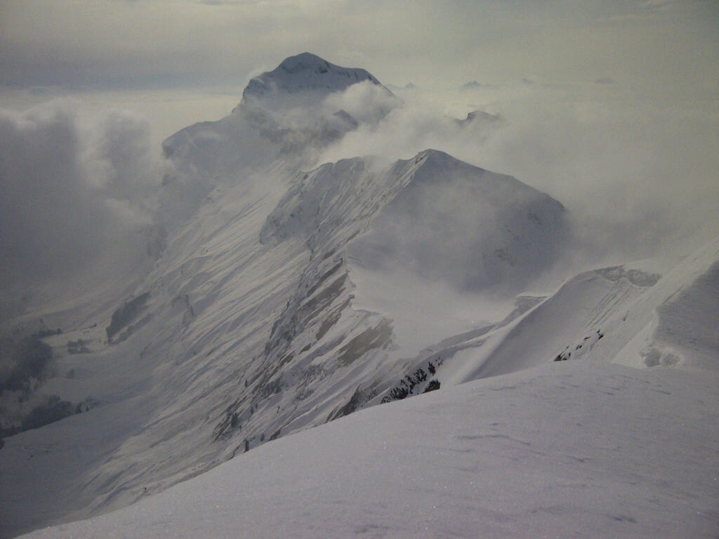 #12 Pointe de Mandallaz : Les nuages degagent le Charvin et la Tete de l Pointe de Mandallaz : Les nuages degagent le Charvin et la Tete de l'Aulp