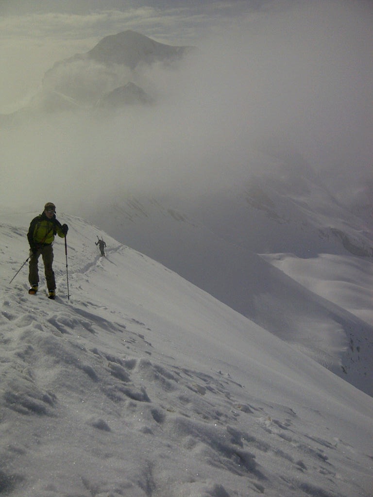 #11 Tete de l Tete de l'Aulp : Arete sommitale de la Tete de l'Aulp au milieu des nuages
