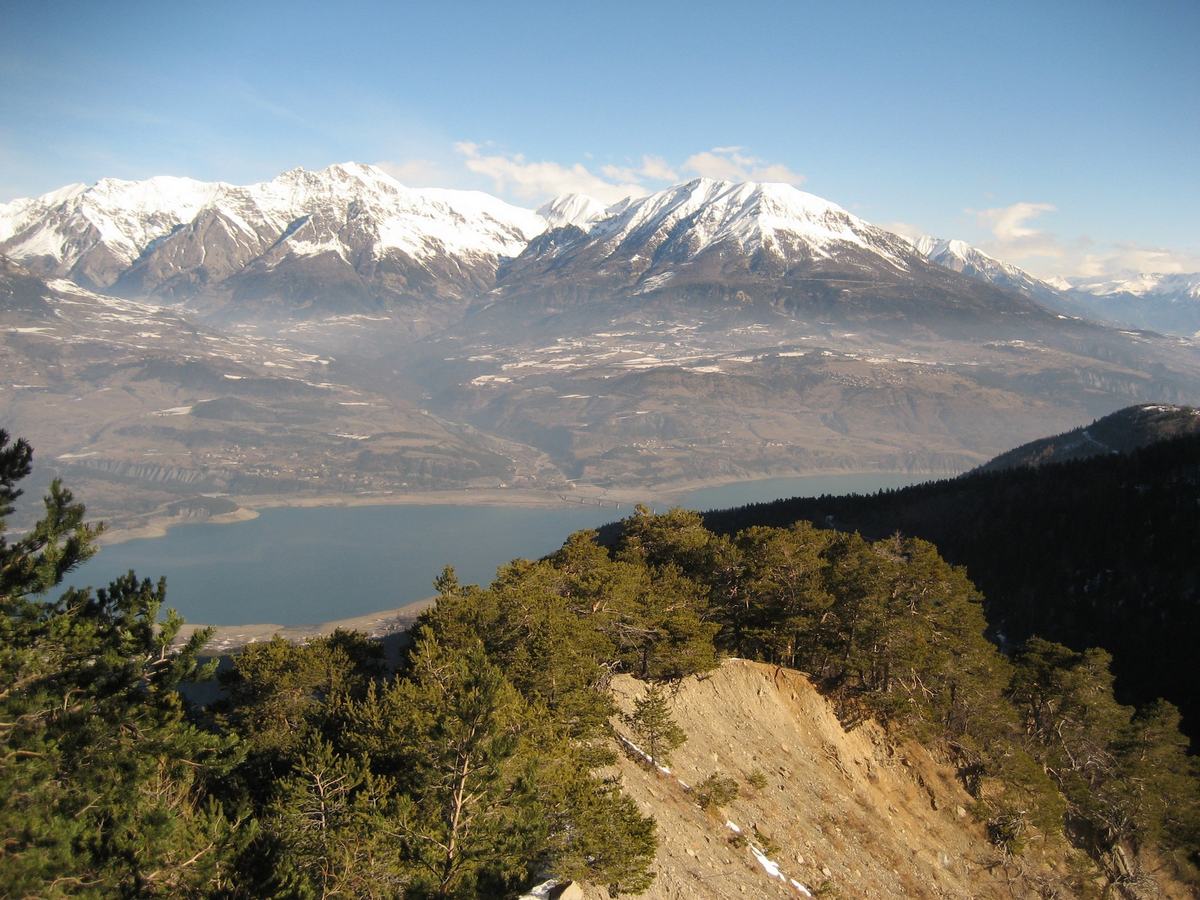 Pendant la montée par le GR : Du tour du lac de Serre Ponçon avec la Pointe de serre et le Mont Guillaume