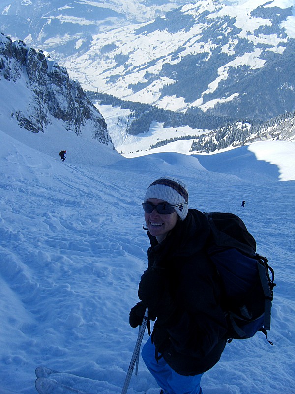 #10 début de la descente : anne entame la descente avec le sourire début de la descente : anne entame la descente avec le sourire