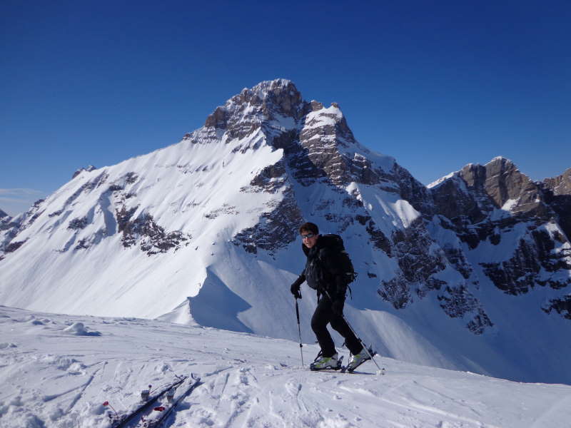 #5 Vue sur la Pointe Percée : Cathy devant le Pointe Percée. Paraît que Tardivel a ouvert une voie de ce côté là.....à frémir.... Vue sur la Pointe Percée : Cathy devant le Pointe Percée. Paraît que Tardivel a ouvert une voie de ce côté là.....à frémir....