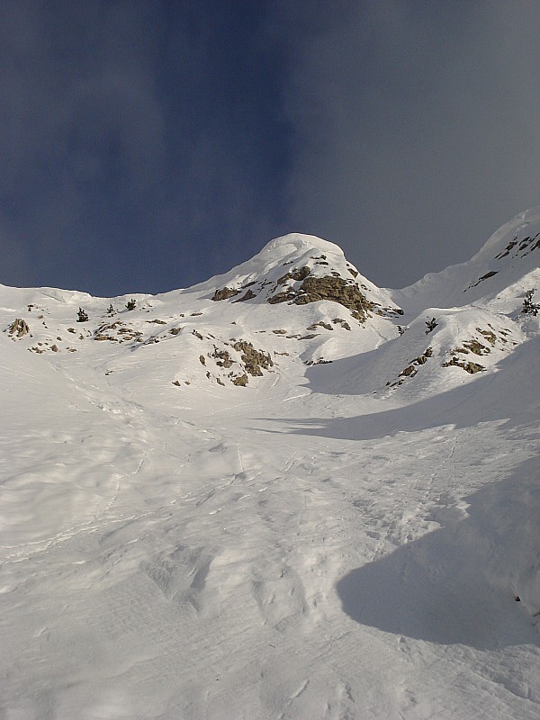 #10 face WNW : celle ci semble sortir sur l face WNW : celle ci semble sortir sur l'arête? à voir quand la neige aura tassé ou coulé un peu plus!