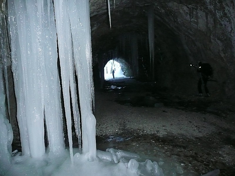 tunnel : de jolies colonnettes de glace dans le tunnel