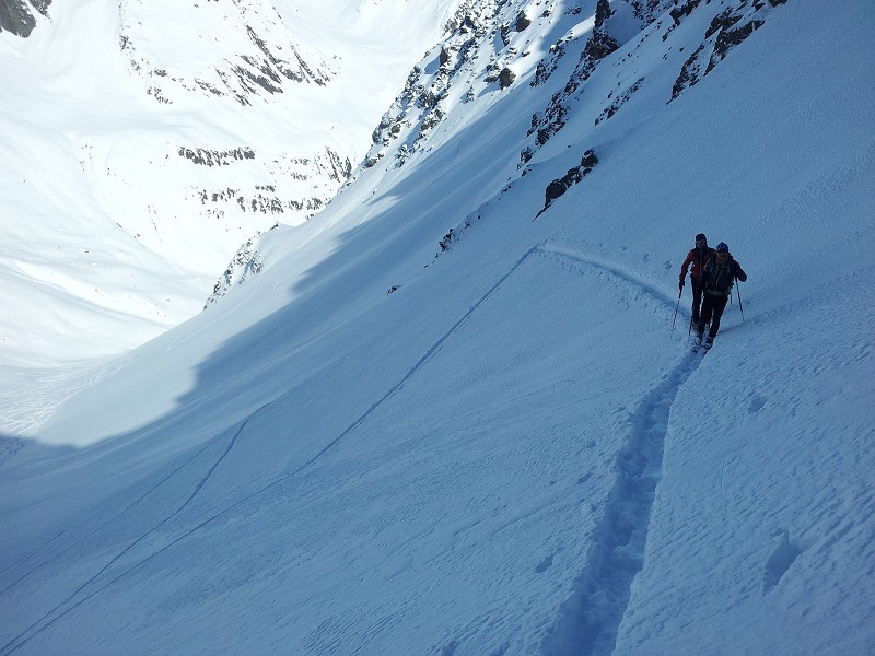 Roc du Montet : On trace la Brêche, malgré la grosse quantité de neige, conditions vraiment très sécurisantes.