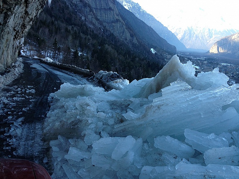 #11 La route à la descente : Une énorme stalactique avait du tomber et de la glace occupait la moitié de la route. J La route à la descente : Une énorme stalactique avait du tomber et de la glace occupait la moitié de la route. J'aurais pas aimé être là à ce moment là...