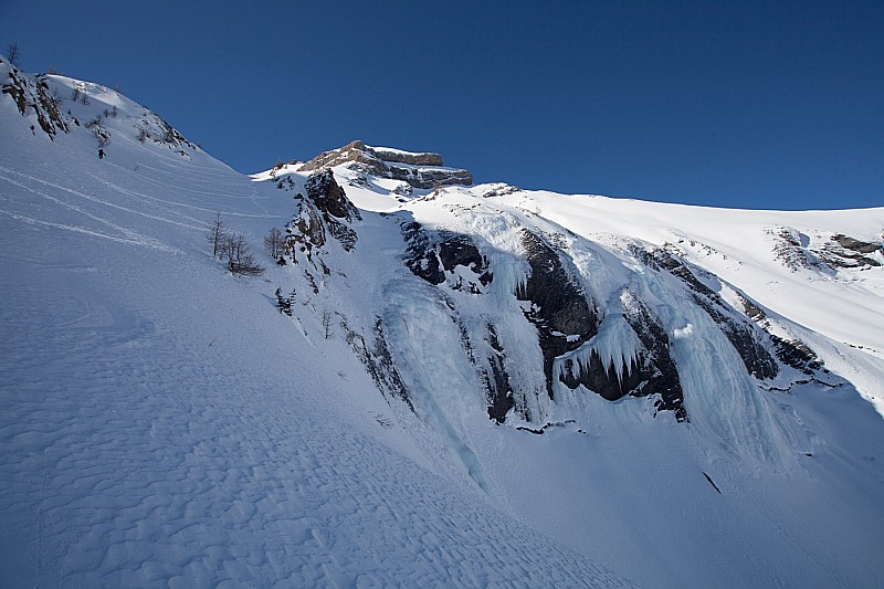 #2 Trace le long de la cascade : La trace de montée passe le long d Trace le long de la cascade : La trace de montée passe le long d'une belle cascade de glace