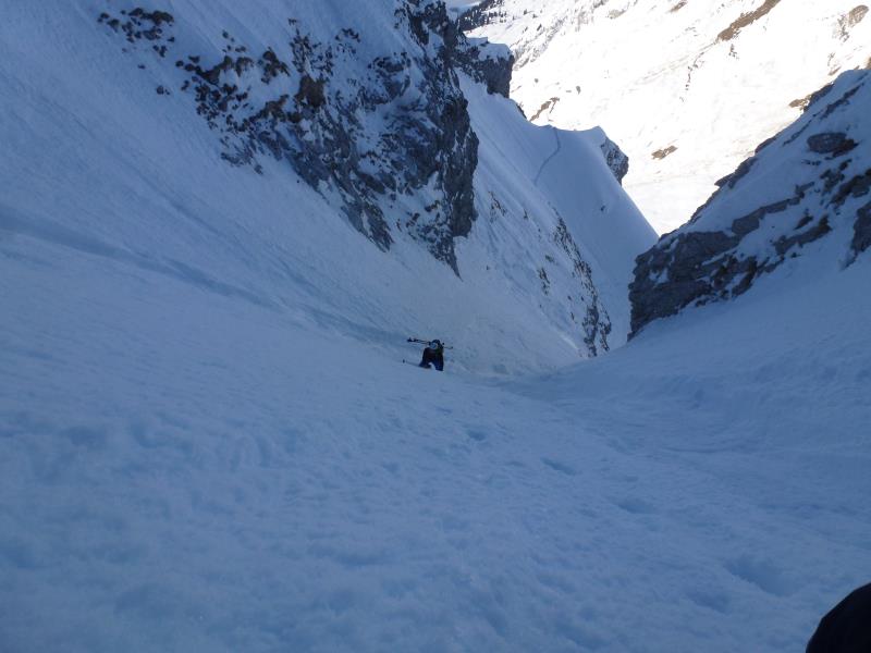 #3 Jallouvre SW : Couloir en neige dure, vitrifiée et goulotté au centre Jallouvre SW : Couloir en neige dure, vitrifiée et goulotté au centre