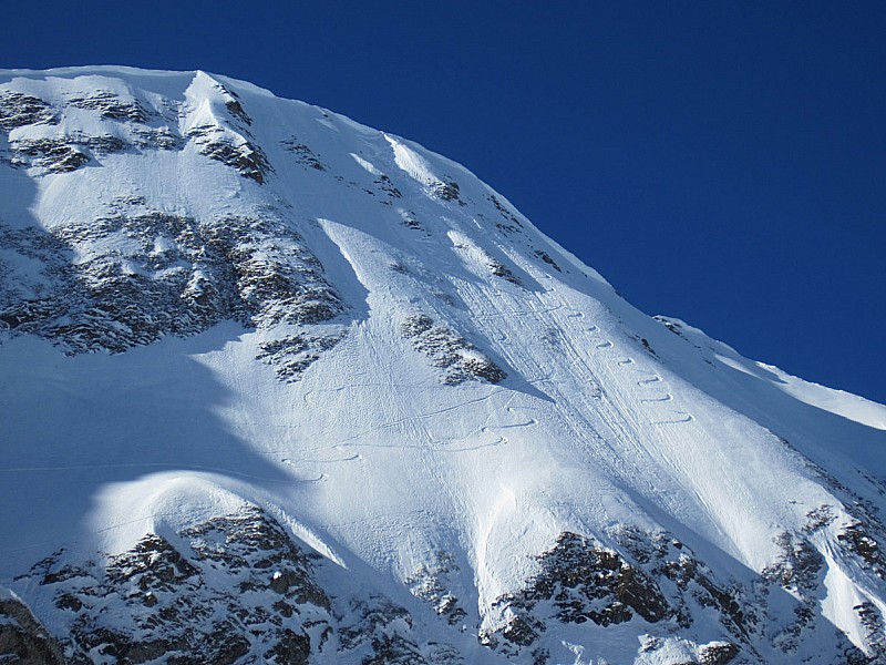 #2 La face : Une fois sorti du couloir j La face : Une fois sorti du couloir j'ai tiré à gauche (à droite vu d'en bas), et là, c'était excellent (la trace la plus profonde montre qu'y du poeuf. Par contre, partir tout de suite à gauche depuis la croupe du haut... faudrait que ça passe bien